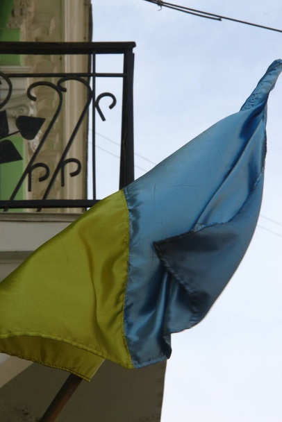Желто-синий флаг Украины развевается на ветру - Фото, изображение