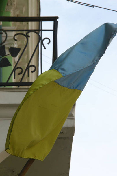 De gele en blauwe vlag van Oekraïne wappert in de wind - Foto, afbeelding