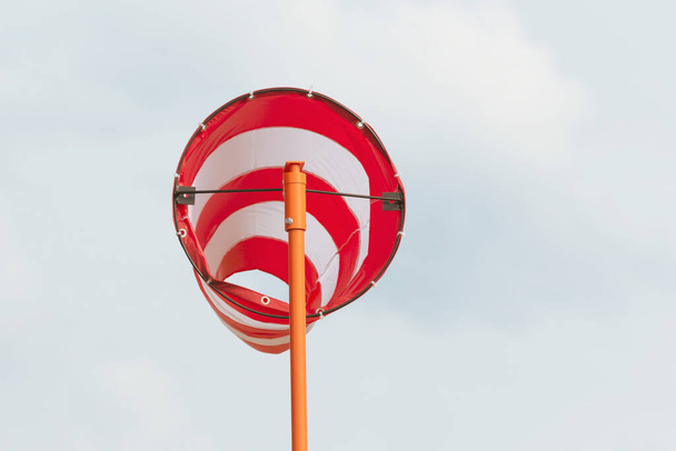 Rüzgarlı havada bir havaalanında yel değirmeni konisi - Fotoğraf, Görsel