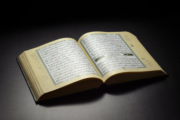 βιβλίο Quran - Φωτογραφία, εικόνα