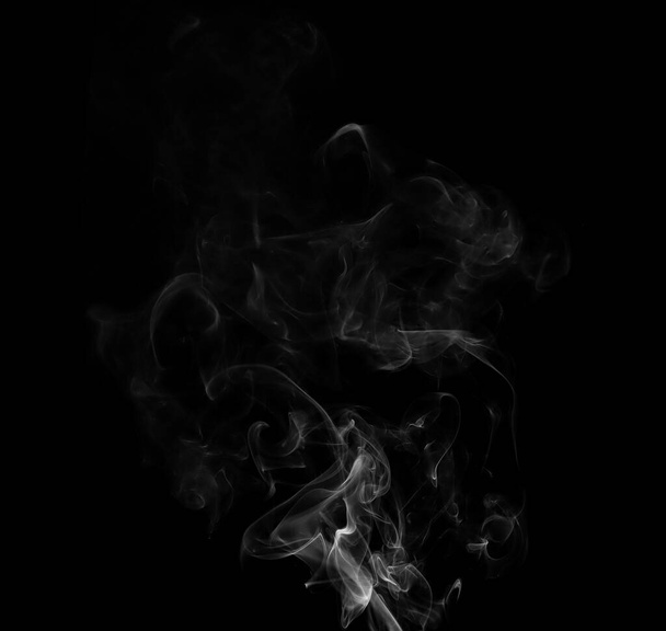 Wirbelnde Bewegung der weißen Rauchgruppe, abstrakte Linie auf schwarzem Hintergrund isoliert - Foto, Bild
