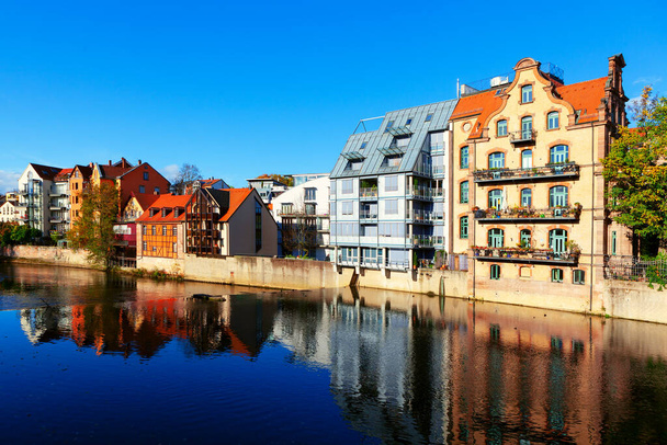 Casas residenciales situadas en la orilla del río. Distrito residencial de Nuremberg y río Pegnitz - Foto, imagen
