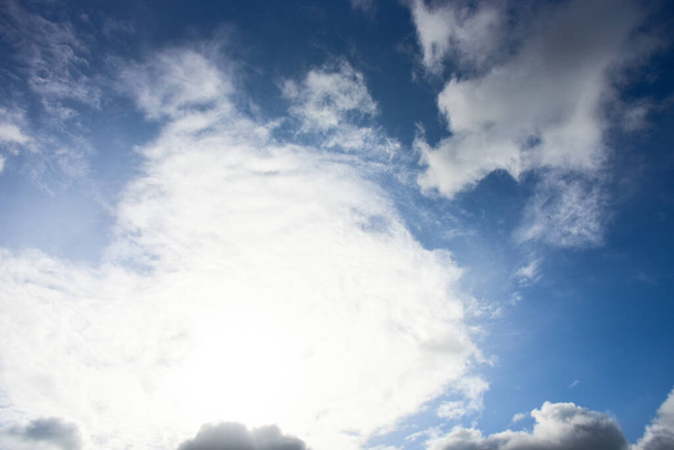 Arka plan için mavi gökyüzü ve beyaz bulutlar - Fotoğraf, Görsel