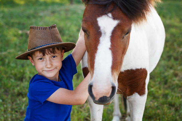 Petit garçon avec poney
 - Photo, image