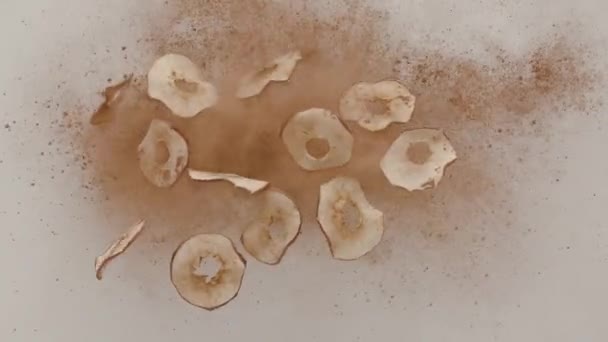přírodní ovoce Jablečné lupínky skok adn létat se skořicí kreativní komerční - Záběry, video