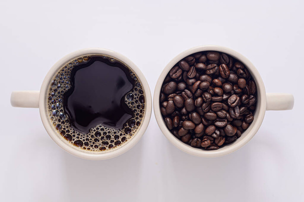 koffiebeker, koffiebonen, witte achtergrond scène - Foto, afbeelding