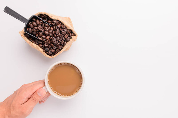 kávový hrnek, kávová zrna, bílá pozadí scéna - Fotografie, Obrázek
