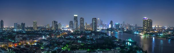 panorama bangkok stadtbild flussseite bei dämmerung in bangkok, thailand - Foto, Bild