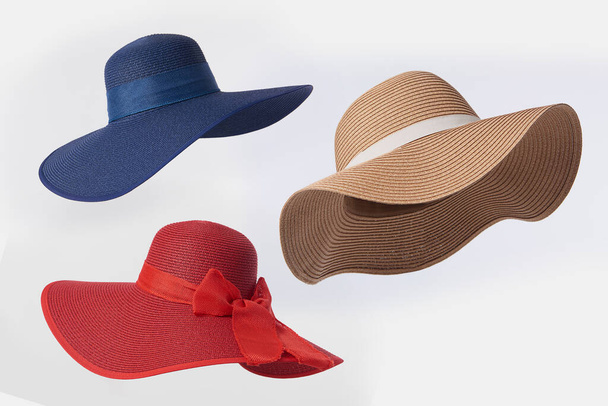 Chapéu Panamá vintage, Chapéu de mulher isolado no fundo branco, Chapéu de praia feminino, Chapéu vermelho, Chapéu azul, Chapéu de palha amarelo. - Foto, Imagem
