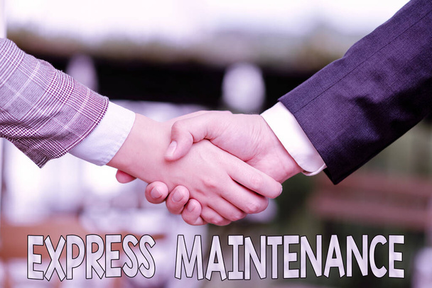 Express Maintenanceを示すテキスト記号。損傷のための単語はすぐに修理とメンテナンスに専念しています2つのプロのよく服を着た企業のビジネスマン握手屋内 - 写真・画像