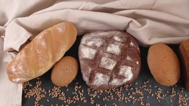 Différents types de délicieux pains frais faits maison et un pain - Séquence, vidéo