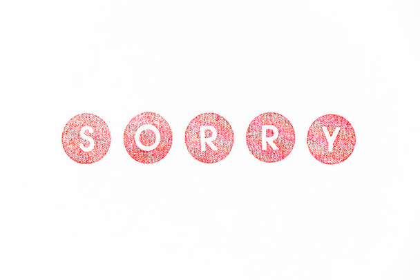 Κόκκινο χρώμα καουτσούκ σφραγίδα στη λέξη συγγνώμη σε λευκό φόντο χαρτί - Φωτογραφία, εικόνα
