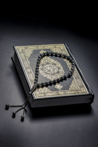 Libro del Corán y Subha
 - Foto, imagen