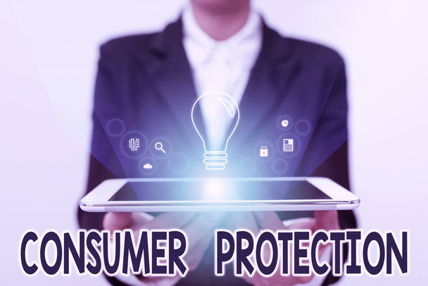 Κείμενο που δείχνει έμπνευση Προστασία των Καταναλωτών. Ρύθμιση του Internet Concept που αποσκοπεί στην προστασία των δικαιωμάτων των καταναλωτών Lady In Uniform Holding Touchpad Προβολή φουτουριστικό Virtual Interface. - Φωτογραφία, εικόνα