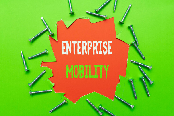 Podpis tekstowy przedstawiający Enterprise Mobility. Podejście biznesowe Pracownicy wykonują prace zdalnie korzystając z urządzeń mobilnych Warsztaty Pomysły na poprawę wydajności Inspiracje i rozwiązania - Zdjęcie, obraz