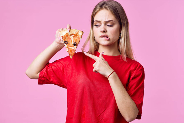 赤いTシャツの女性スナックファーストフードピンクの背景 - 写真・画像