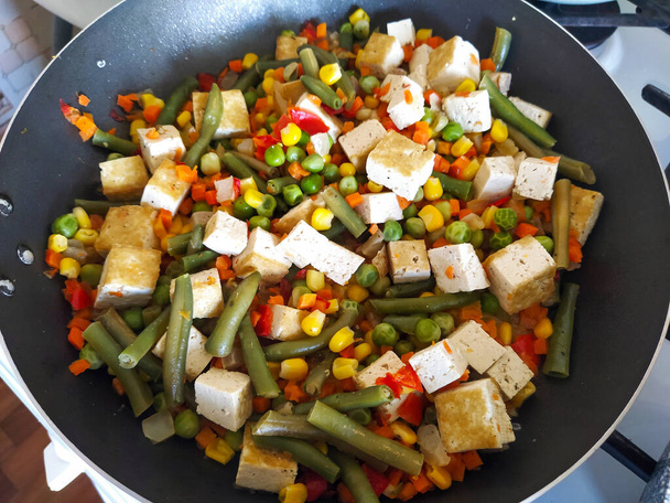 Gemüseeintopf mit Tofukäse - Foto, Bild