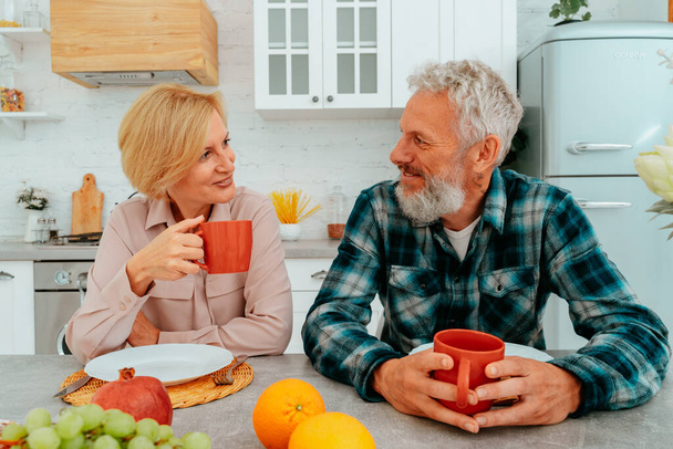 пара завтракает дома с кофе и фруктами - Фото, изображение