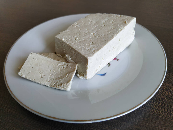 Stücke Tofu-Käse auf einem Teller - Foto, Bild