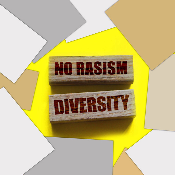 Nessuna diversità rasismo su blocchi di legno. Concetto di affari e pari opportunità sociali. - Foto, immagini