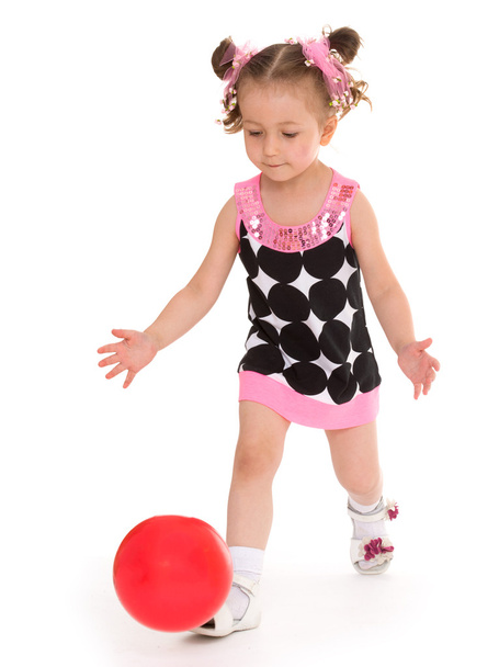 little girl tosses the ball - Φωτογραφία, εικόνα