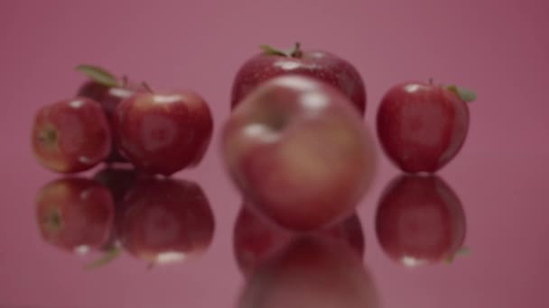 σύνθεση γλυκών φρούτων Ομορφιά κόκκινο μήλο κινείται από δεξιά προς τα αριστερά  - Πλάνα, βίντεο