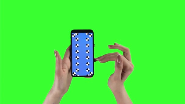 Frau wechselt verschiedene Smartphones, um ihre Qualitäten auf grünen Bildschirmen zu vergleichen - Filmmaterial, Video
