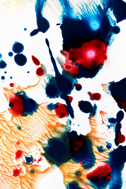 Inkt, verf, abstract. Close-up blauw, rood, geel abstract schilderij achtergrond. Hooggetextureerde olieverf. - Foto, afbeelding