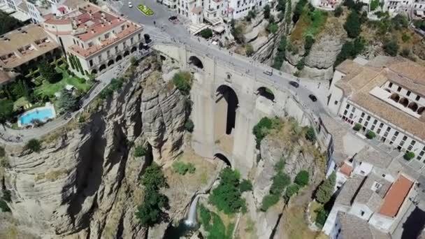 Belo desfiladeiro, ponte e arquitetura na cidade de Ronda, Andaluzia, Espanha - Filmagem, Vídeo