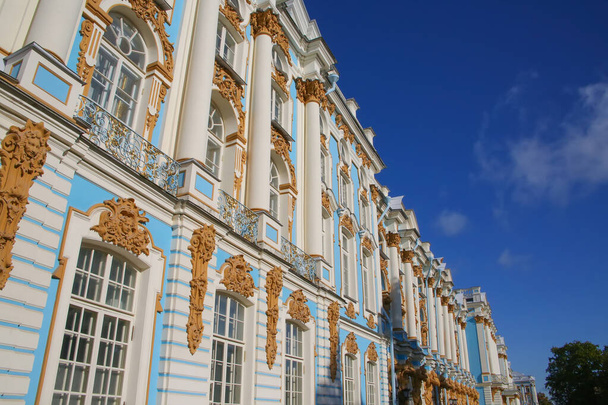 Vista del hermoso exterior del Palacio de Catalina. El Catherines Palace es un palacio rococó en Tsarskoye Selo (Pushkin), a 30 km al sur de San Petersburgo, Rusia. Era la residencia de verano de los zares rusos. .  - Foto, Imagen
