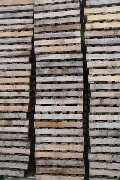 Montón o pila de paletas de carga de madera listas para su envío.  - Foto, imagen