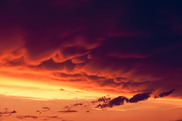 Барвистий захід сонця і темні хмари
 - Фото, зображення
