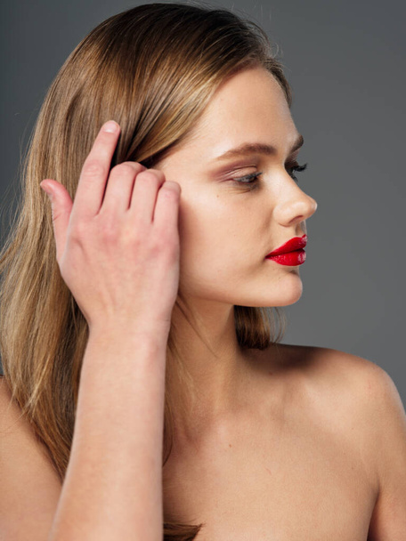 όμορφη γυναίκα γυμνοί ώμοι μακιγιάζ κόκκινα χείλη πολυτέλεια - Φωτογραφία, εικόνα