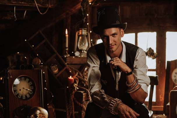 mężczyzna ubrany w strój steampunk z kapeluszem i laską w ręku - Zdjęcie, obraz
