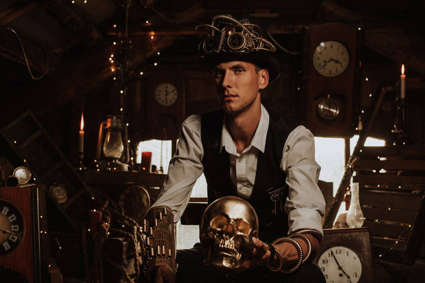 mężczyzna inżynier w steampunk garnitur w kapelusz cylinder cylinder z okulary i mechanizmy - Zdjęcie, obraz
