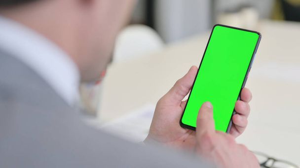 Empresario usando Smartphone con pantalla de croma verde  - Foto, Imagen