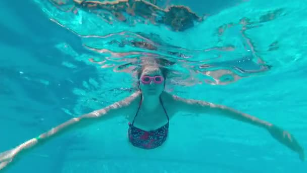 Női merülések víz alatt - Felvétel, videó