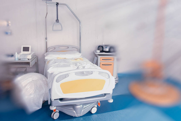 Hastanenin doğum koğuşunda boş bir hastane yatağı.. - Fotoğraf, Görsel