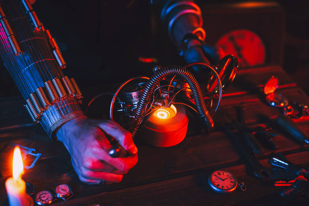Cosplay Steampunk. Manos de un hombre un ingeniero inventor reparando unas fantásticas gafas post-apocalipsis - Foto, imagen