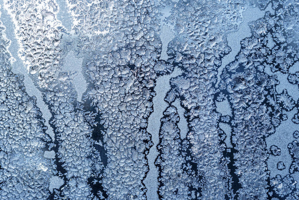 La textura del vidrio cubierto de heladas en invierno en clima frío. Fondo natural abstracto. - Foto, Imagen