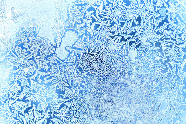 De textuur van het glas bedekt met vorst in de winter bij koud weer. Abstracte natuurlijke achtergrond. - Foto, afbeelding