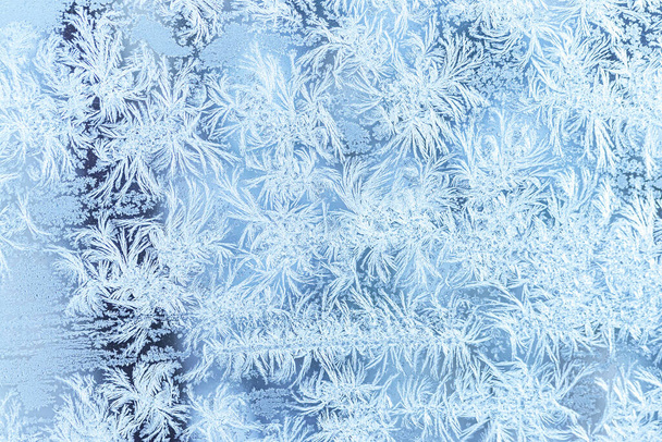 Die Textur des Glases bedeckt mit Frost im Winter bei kaltem Wetter. Abstrakter natürlicher Hintergrund. - Foto, Bild