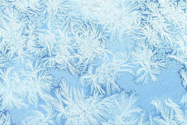 Η υφή του γυαλιού καλύπτεται με παγετό το χειμώνα σε κρύο καιρό. Αφηρημένο φυσικό υπόβαθρο. - Φωτογραφία, εικόνα