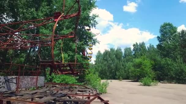 Passeios abandonados no parque de diversões Pripyat e Ferris Wheel, Chernobyl Ucrânia - Filmagem, Vídeo