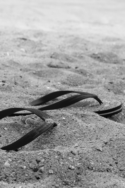 砂の上の赤いゴムのフリップフ ロップ - 写真・画像