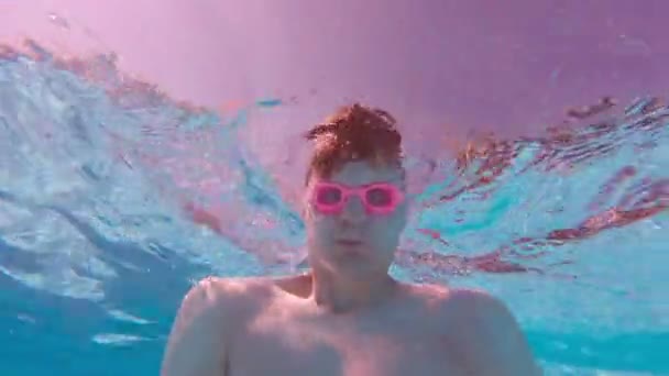 Homem mergulha debaixo de água - Filmagem, Vídeo