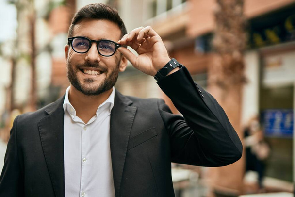 A fiatal spanyol üzletember boldogan mosolyog a városban.. - Fotó, kép