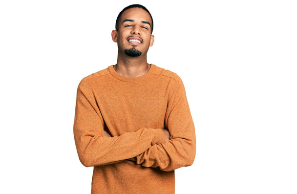 Joven hombre afroamericano vistiendo ropa casual cara feliz sonriendo con los brazos cruzados mirando a la cámara. persona positiva.  - Foto, Imagen