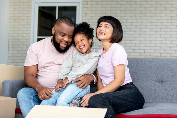 Familia afroamericana, padre, madre asiática e hija de 5 años, son felices juntos, desde mudarse o mudarse a un nuevo hogar, hasta la familia de piel negra y el concepto de relación.. - Foto, Imagen
