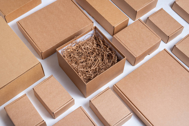 Lot of flat brown cardboard boxes with paper filler - Foto, Imagem